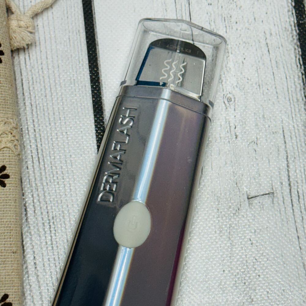 DERMAFLASH DERMAPORE+ Ultrasonic Pore Extractor & Skincare Infuser - Picture 3 of 4